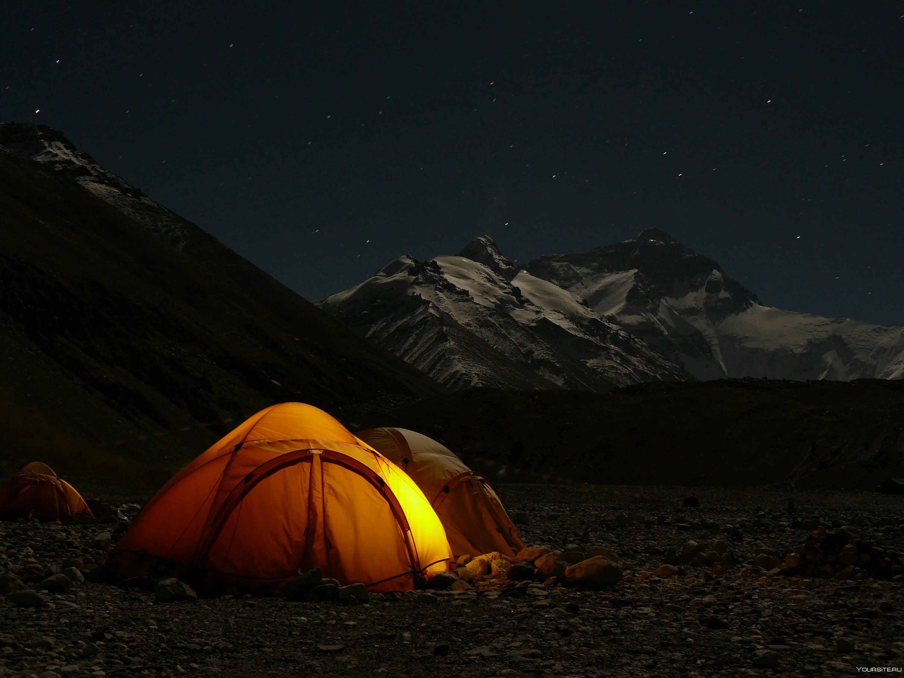 Базовый лагерь Эвереста палатки. Базовый лагерь Эвереста Тибет. Джомолунгма. Палатки Base Camp. Mountains camping