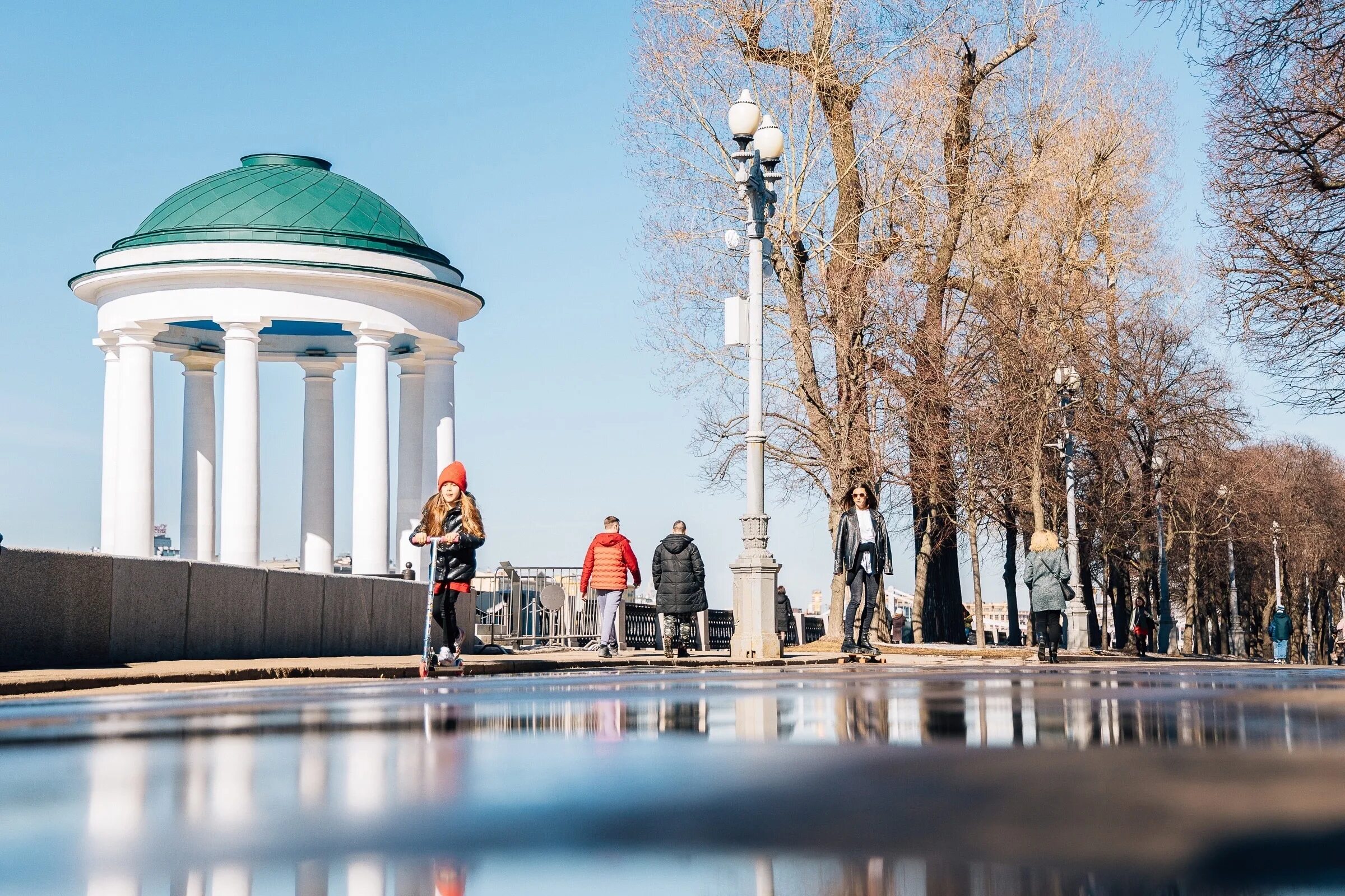 Парк горького прогулка. Парк Горького Москва прогулки. Парк Горького в апреле. Парк Горького весной.