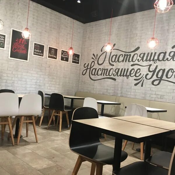 Кфс волгоградский проспект. Работник kfc. Кфс минеральные. Kfc вывеска. Kfc на волгоградском проспекте.