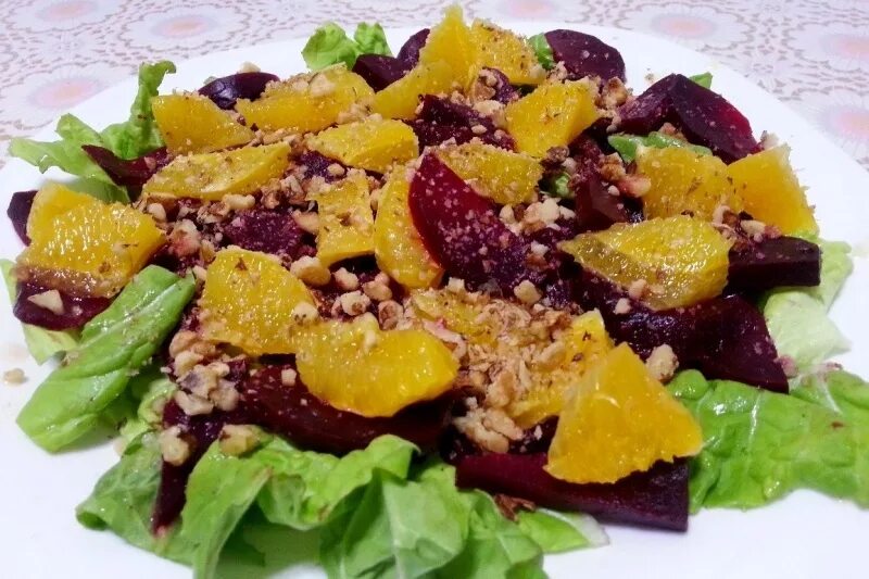 Салат со свеклой и апельсином и сыром. Салат свекла руккола апельсин. Салат с печеной свеклой и апельсином. Свекольный салат с апельсином. Салат свекла руккола апельсин.