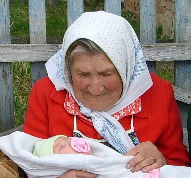 Есть ли бабушка. Добрая бабушка. Православная бабушка. Добрая старушка. Девочка и бабушка.
