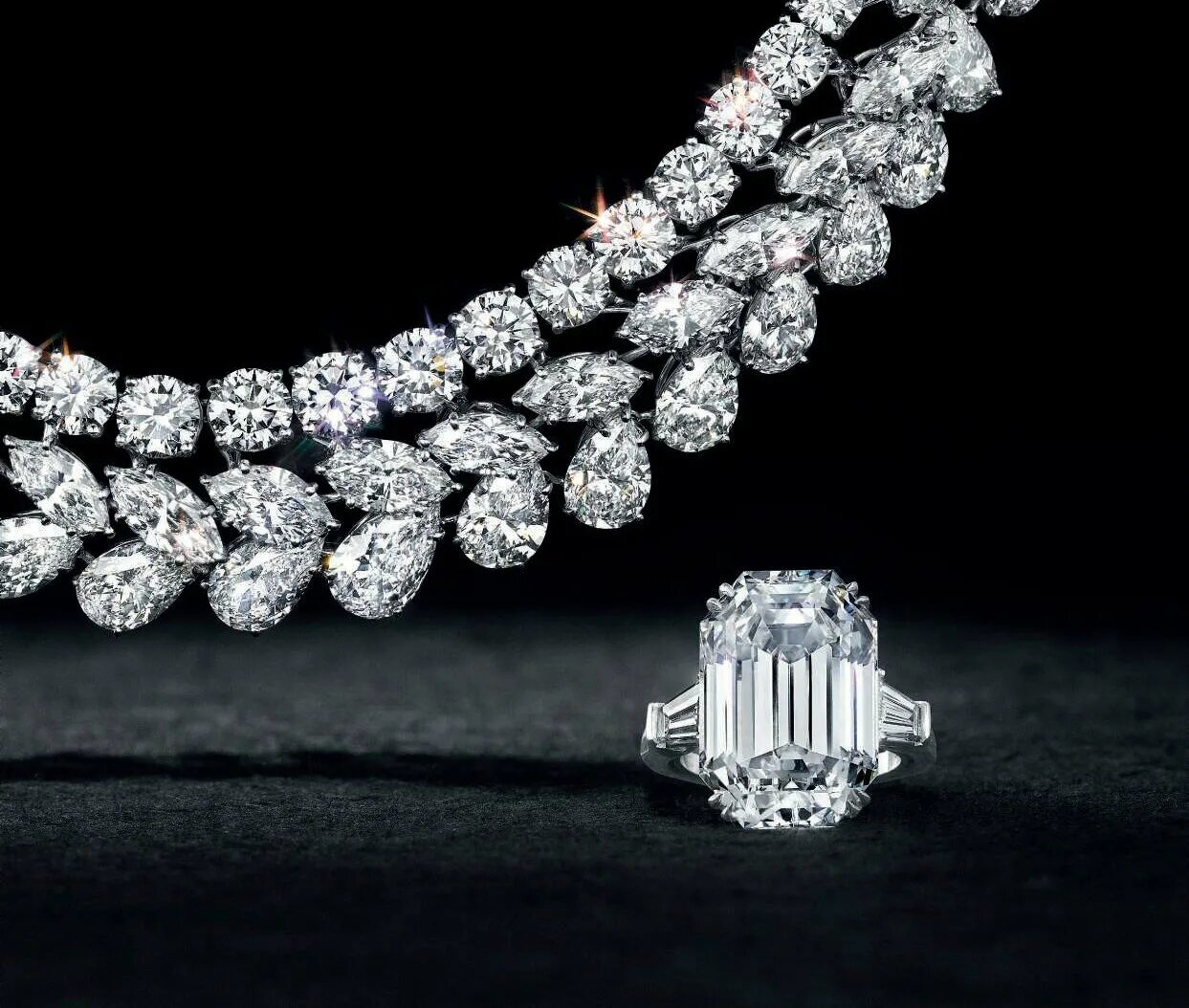 Украшения с бриллиантами first class diamonds. Бриллианты Graff. Графф ювелир. Бриллиантовые серьги Графф. Ювелирная коллекция Графф.