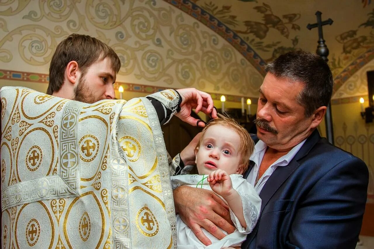 Крестины ребенка. Дети с родителями в храме. Крещение детей в православной церкви. Отец с детьми в церкви.