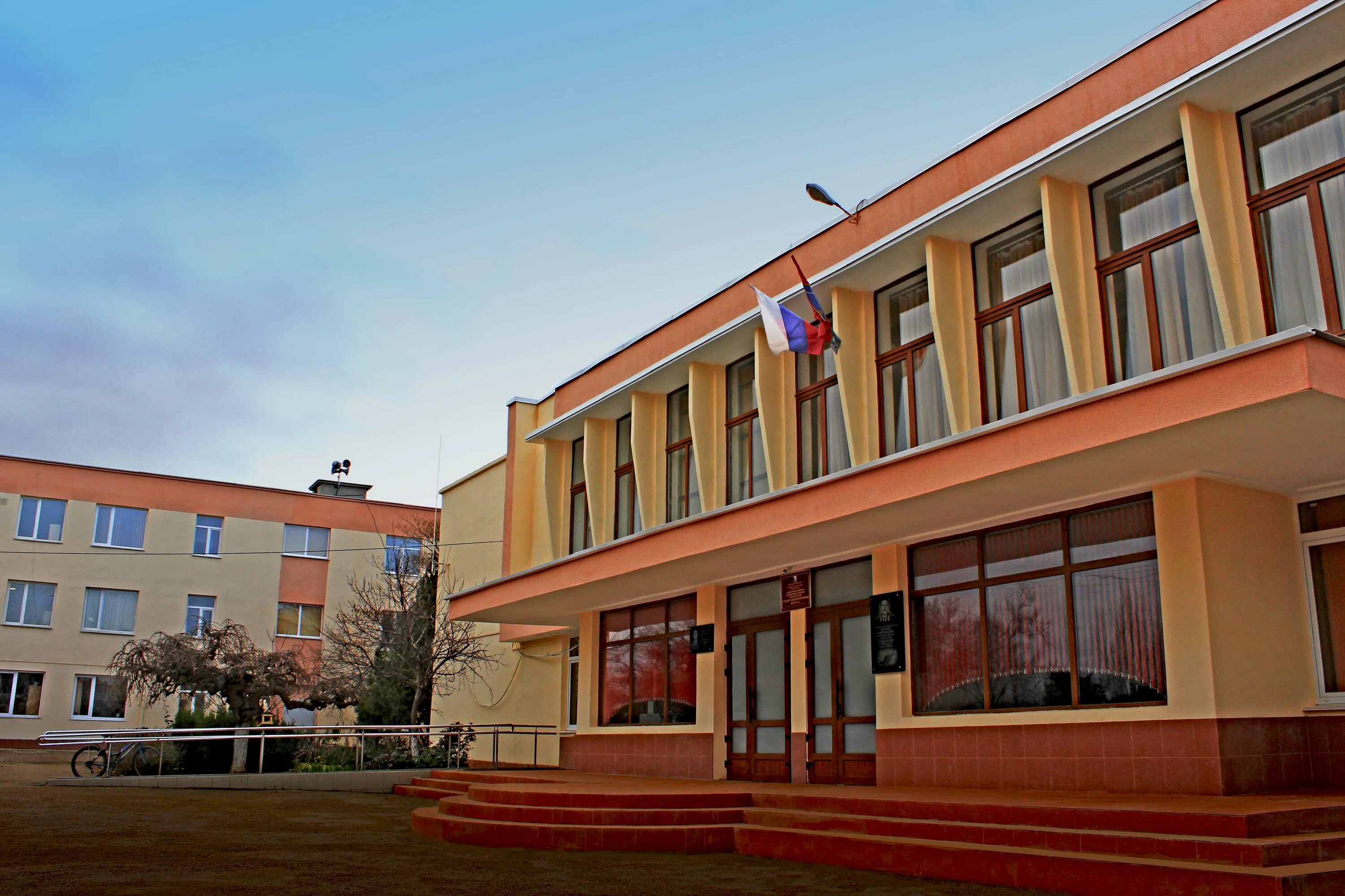 котловка район москвы. школа 522 москва севастопольский проспект. гимназия 45 москва на гримау. школа 522 москва. севастопольский проспект 45 к1.