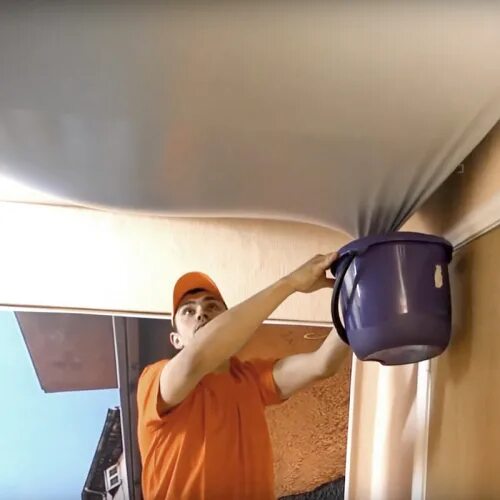 Слить воду с натяжного потолка. Натяжной потолок для слива воды. Видео как слить воду с натяжного потолка