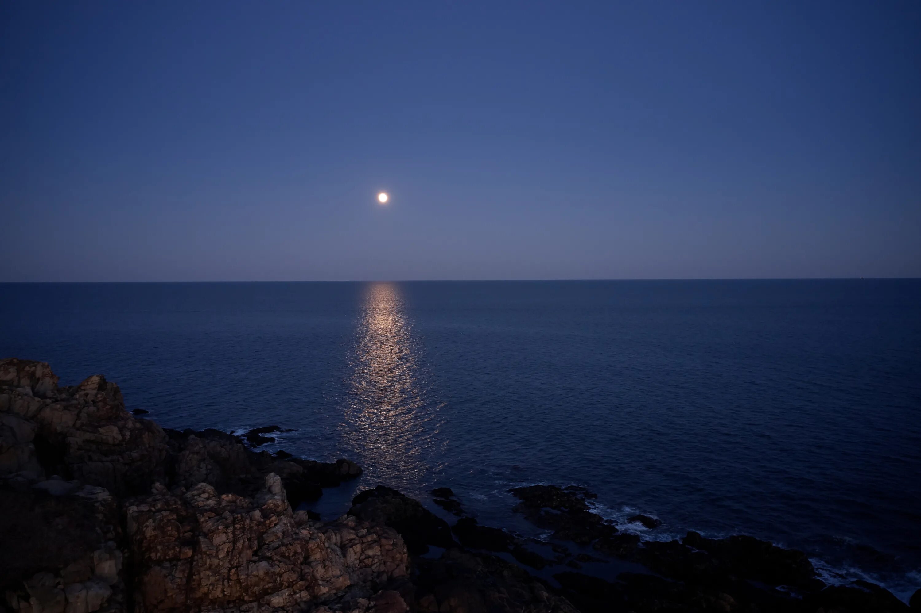 Дуют ночью и днем. Ночное море. Ночь в море. Луна над морем. Луна и море.