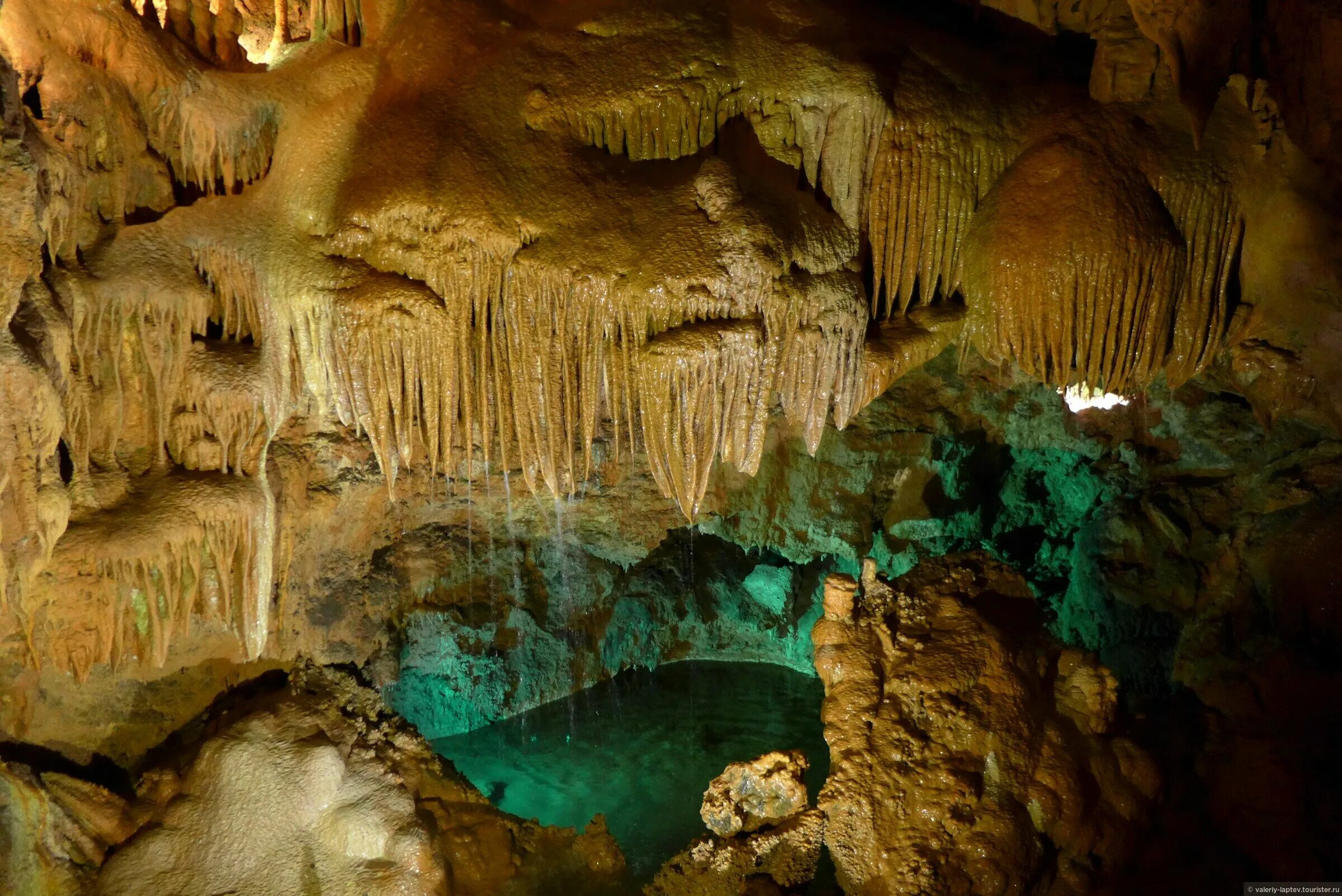 Украсить пещеру. Национальный парк Карлсбадские пещеры. Пещера Орешная. Аранская пещера в Валенсии.