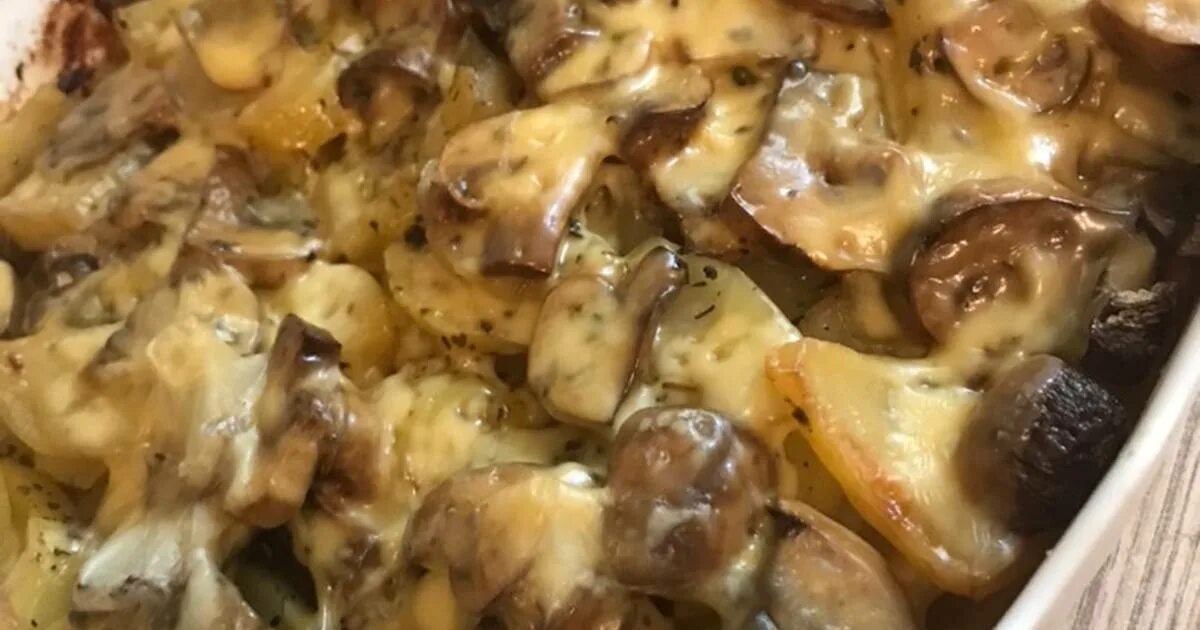 Картошка с грибами и филе в духовке. Индейка с грибами и картошкой в духовке. индейки с картофелем и грибами. блюда из индейки с грибами и картофелем. жаркое из индейки с грибами и картошкой.