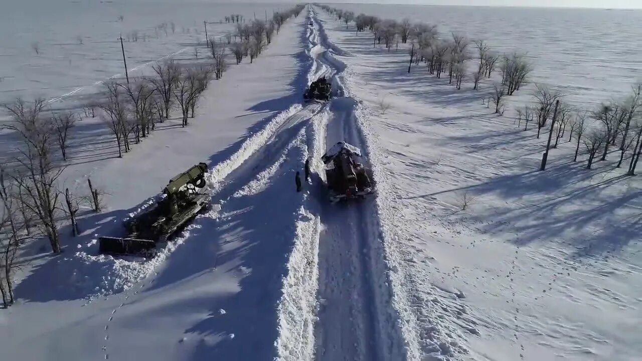 Дорогу в глубоком снегу. Военные дороги зимой. Военная техника для расчистки дорог от снега. Военные снегоуборочные техники. Военная машина для расчистки дороги.