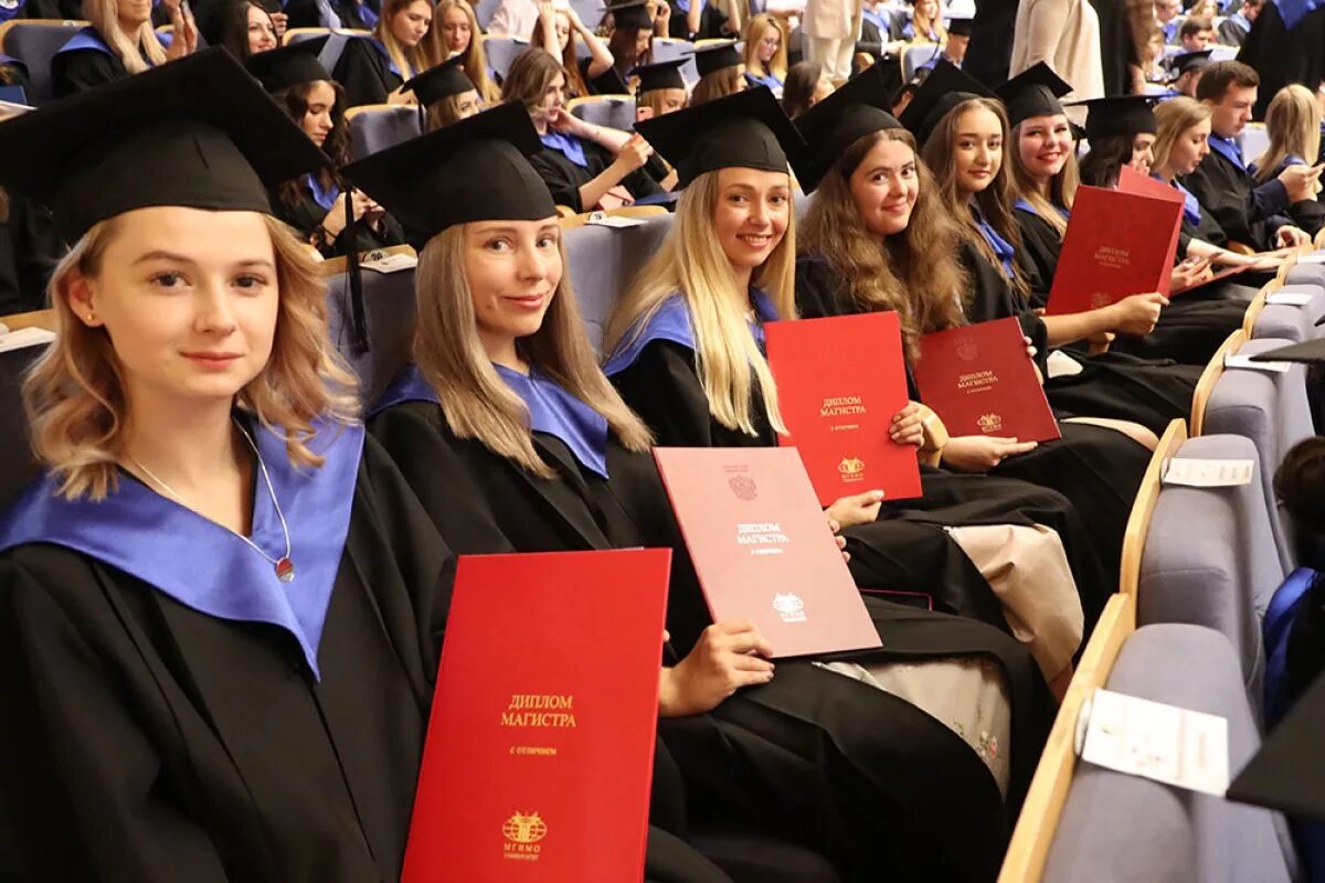 Курсы в москве с дипломом. Человек с дипломом. Выпускник вуза. Истфак мгу магистратура. Женщина с дипломом в руках.