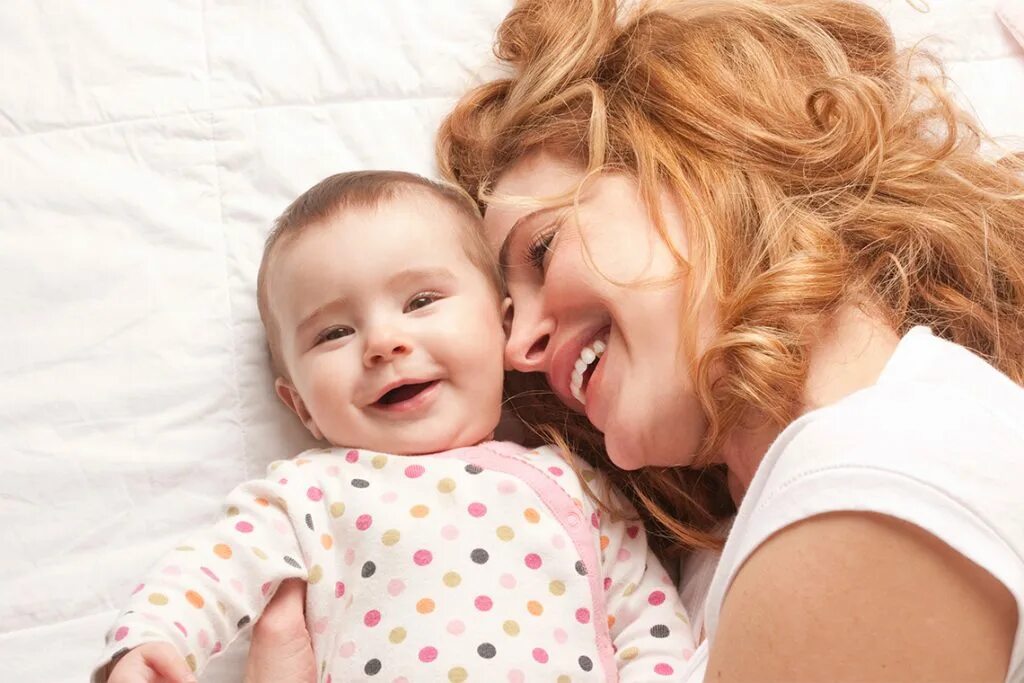 Мама с грудным ребенком. Счастливая мать с ребенком. Новорожденные с мамой. Мама и ребенок заботы. Женщина с младенцем.