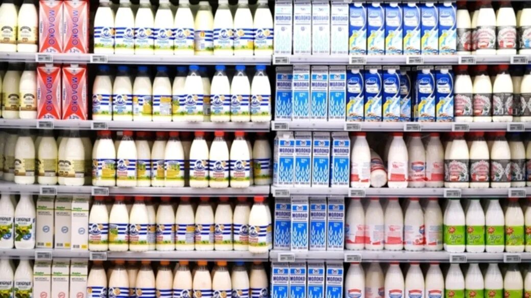Молоко магазинное. Молочная продукция на прилавке. Какое молоко в магазинах натуральное. Марки молочной продукции. Какое молоко в магазинах натуральное.