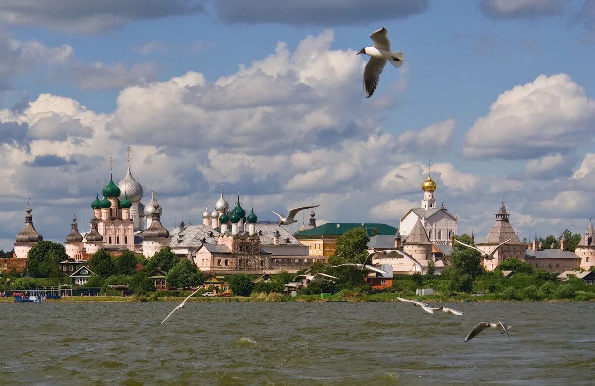 Озеро неро город. Озеро Неро Ростов Великий. Ростовский Кремль с озера Неро. Ростов Великий Кремль на озере Неро. Ростов Кремль на озере Неро.