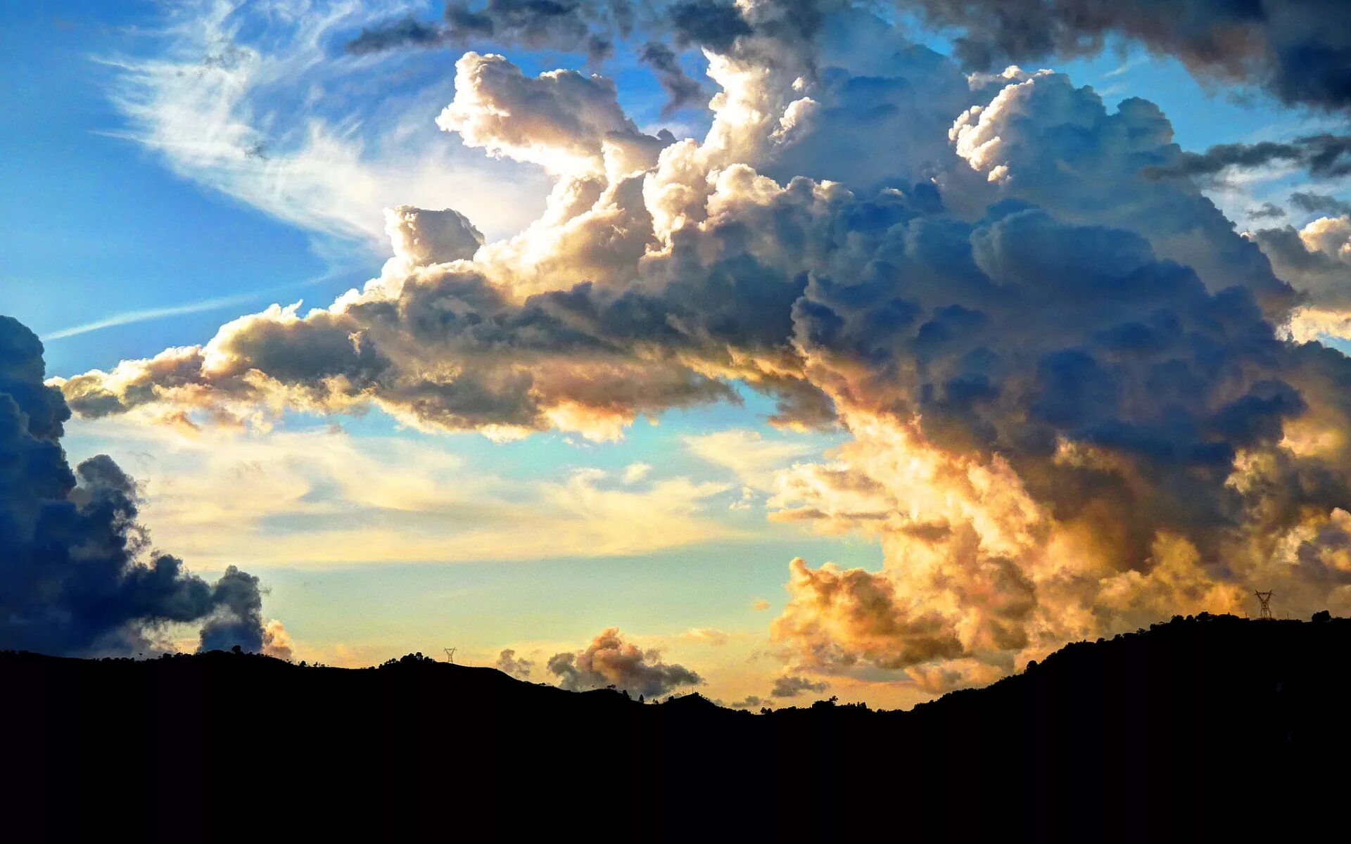 величественно и великолепно небо начала сентября. осеннее солнце. облака. удивительно красивое небо. красивое небо.