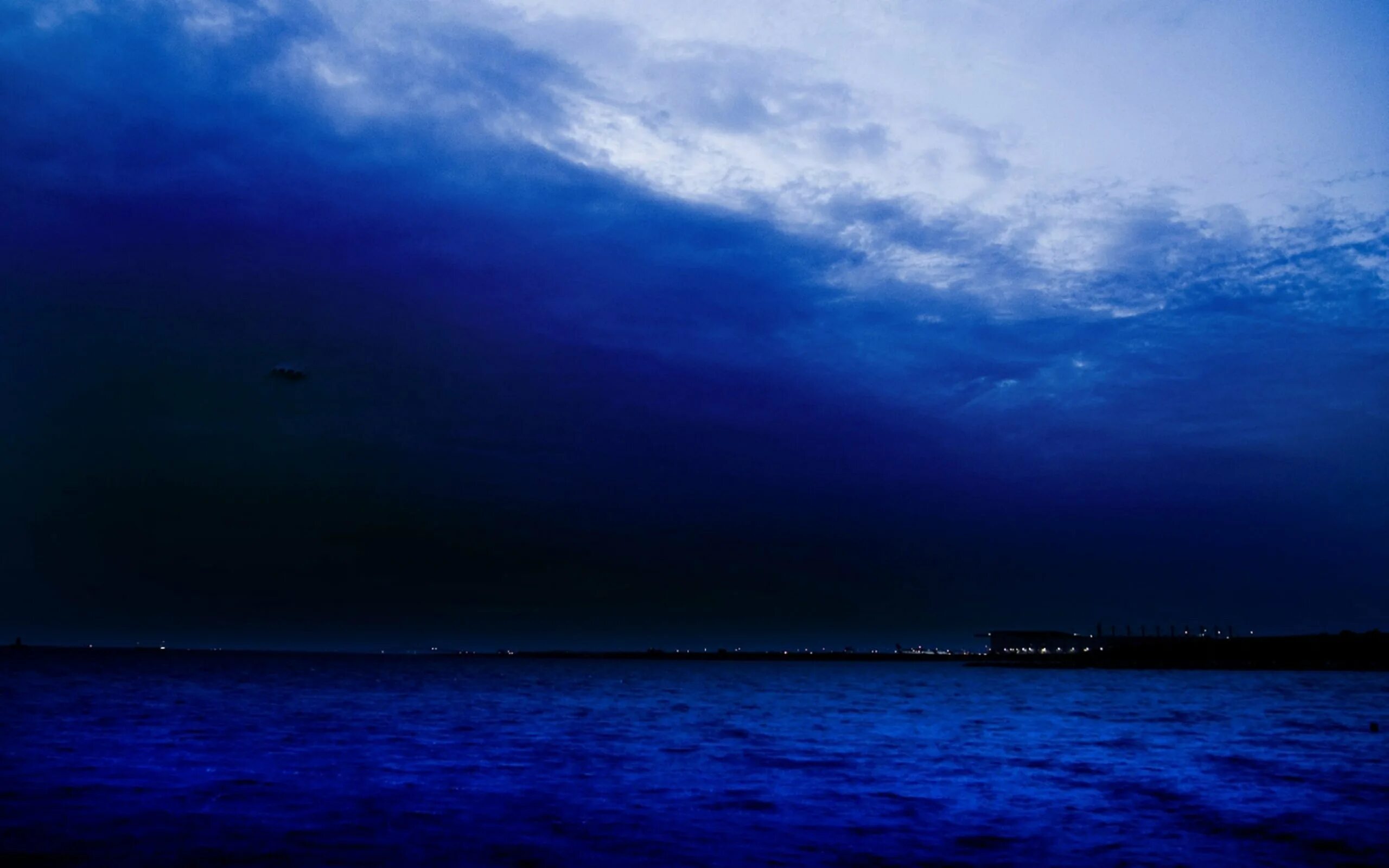 4 вечера темно. Ночное море. Темное небо. Синий цвет. Ночь в море.
