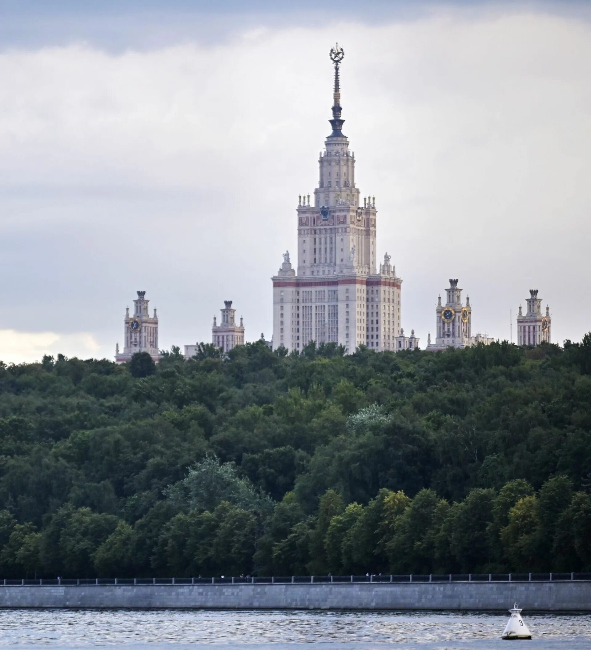 Выпуск мгу. Московский государственный университет перевод. Мгу фото. Ломоносова. Вузы в красивых исторических зданиях в москве.