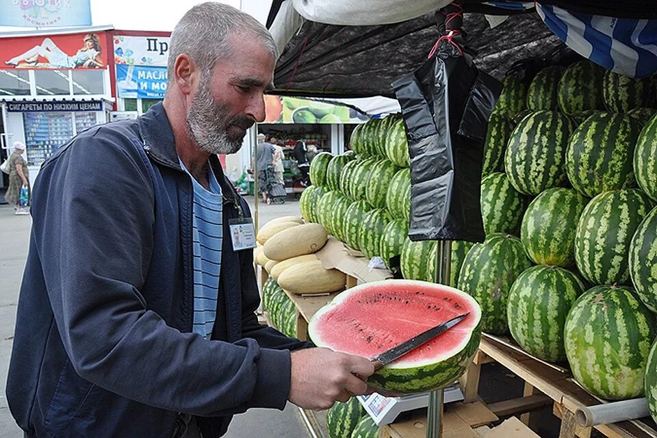 Арбуз купить рынок. Арбузы на рынке. Арбузный рынок. Базар с арбузами. Лавка с арбузами.