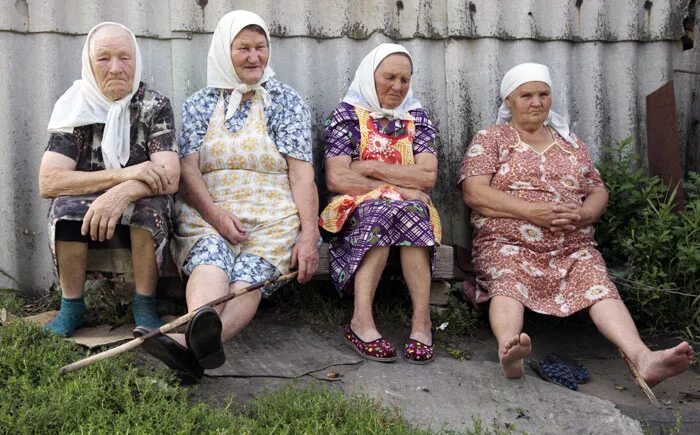 бабушка в деревне. деревенская бабушка. бабушка в деревенском доме. старые бабки в деревне. деревенская бабушка.