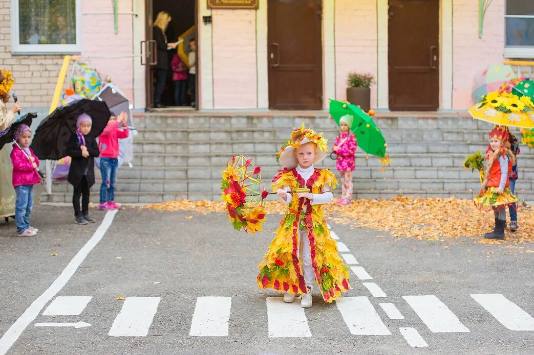 Весенний парад. Осеннее дефиле в детском саду. Осенний парад костюмов в детском саду. Украшение зонта для конкурса. Цветочное дефиле в детском саду.