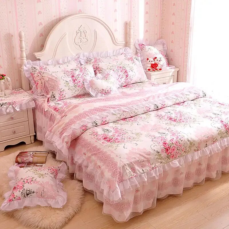 Комплект розового белья. Покрывало на кровать для девочки. Красивый плед на кровать для девочки. Красивое постельное белье для девочки. С постельным бельем розовый.