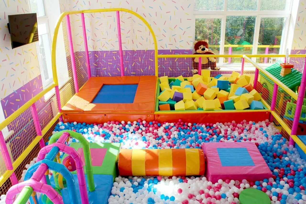 Комната карамельки. Батут в игровой комнате. Детская комната с батутом. Карамелька детская комната. Игровая комната для малышей от 1 года.