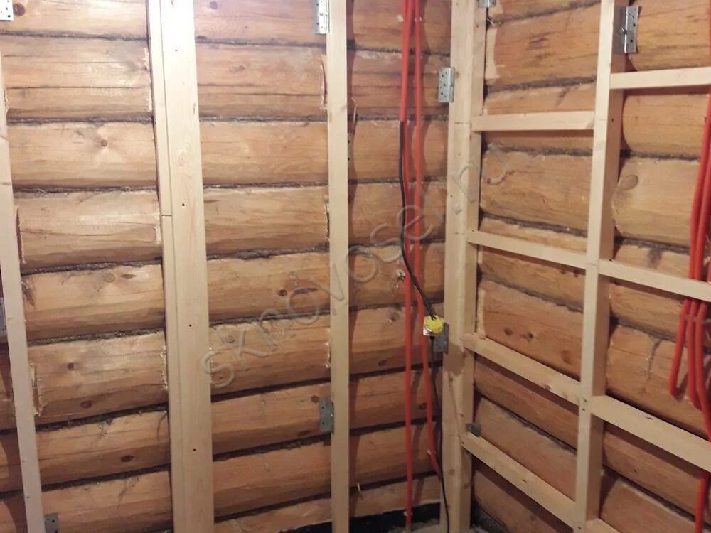 Усадочный крепеж для каркасных перегородок. Установка деревянных стен. Обрешётка под вагонку в бане из бруса. Финская технология каркасного домостроения. Межкомнатные перегородки из бруса.