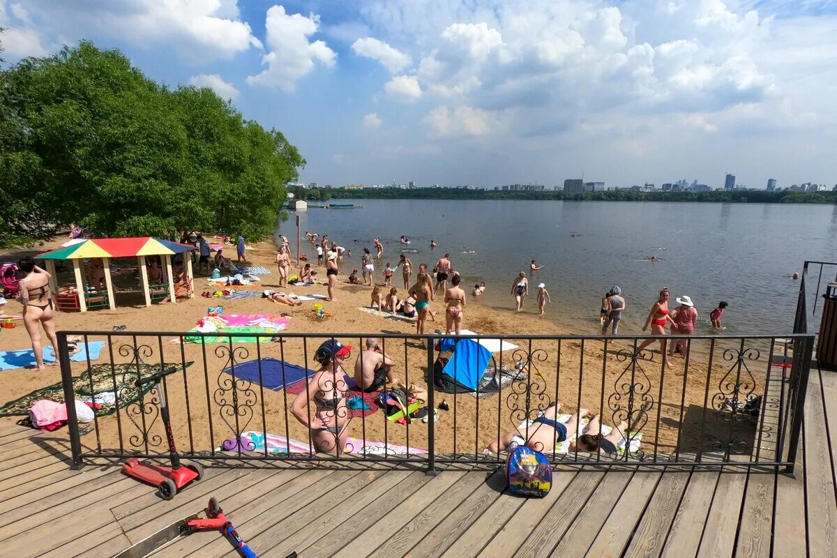 Погода в строгино москва. Пляж Строгино (Строгинский пляж). Строгино парк пляж. Строгино Затон пляж. Строгино водохранилище пляж.