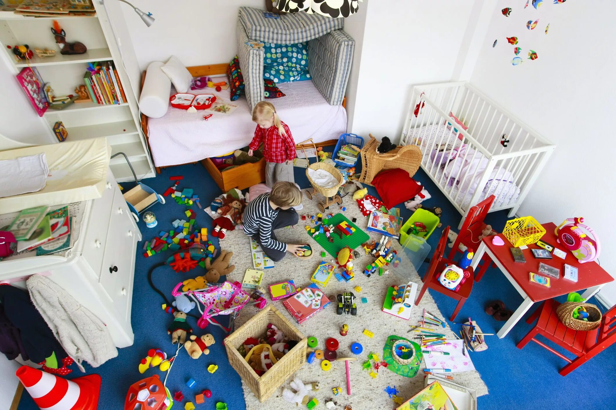 Messy. Беспорядок в детской комнате. Разбросанные игрушки. Комната с разбросанными игрушками. Детская комната с игрушками.