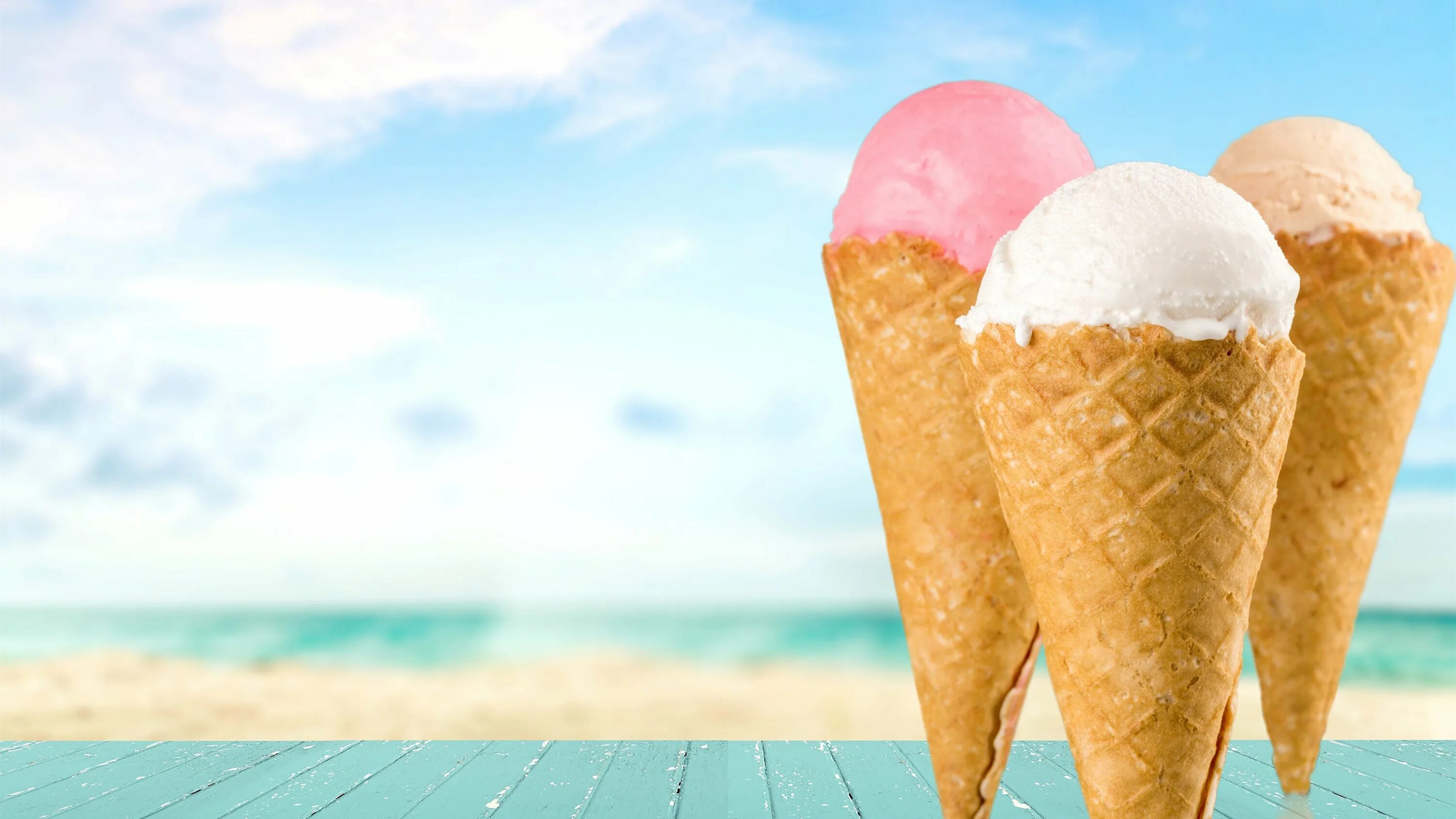 мороженое баннер. мороженое рожок. мороженое рожок. мороженое рожок в руке. развесное мороженое.