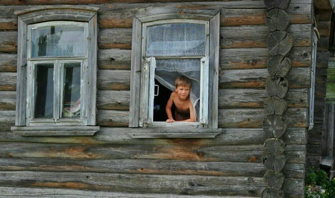 Мальчик после бабушки. Окно в деревенском доме. Окно в Старом деревенском доме. Деревенский мальчик. Домик в деревне мальчик.