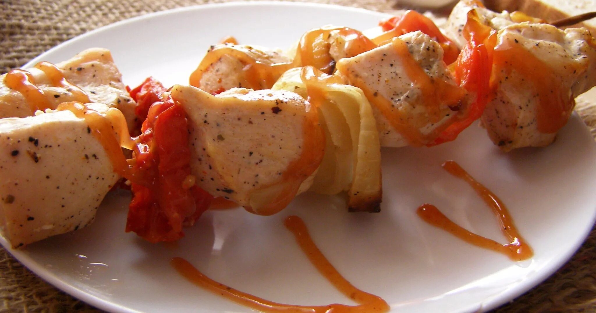 куриные бедрышки на кефире. курица под маринадом. маринад для курицы. бедро куриное. курица в кефире.