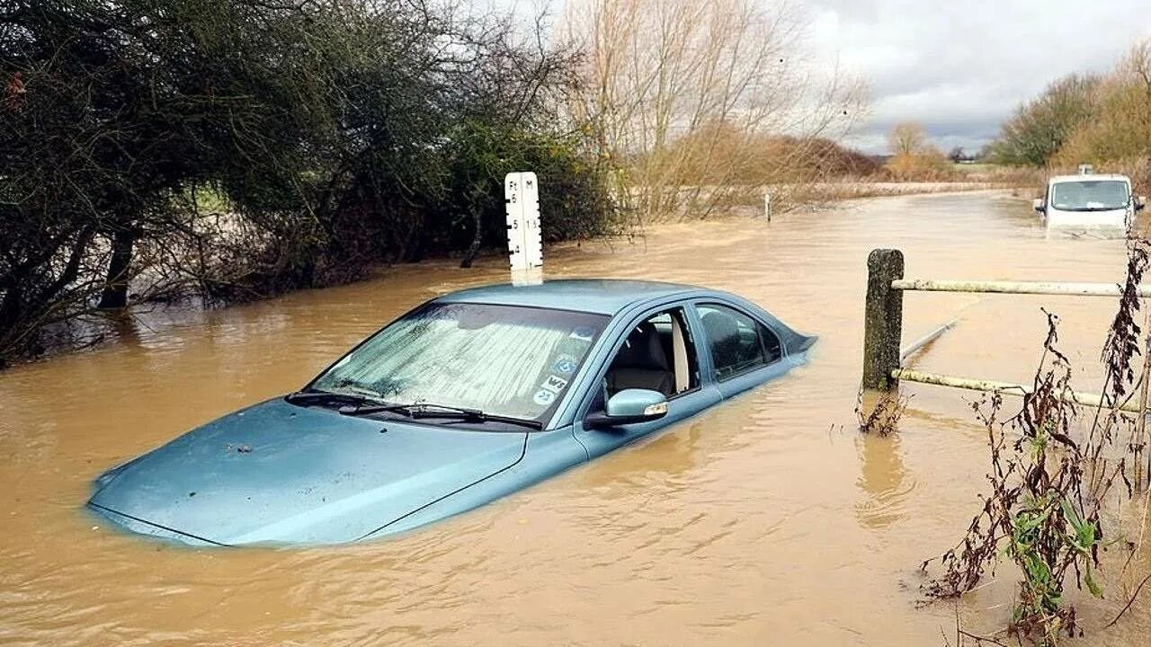 Затопленный автомобиль. Наводнение машины. Водная машина. Машина в воде.