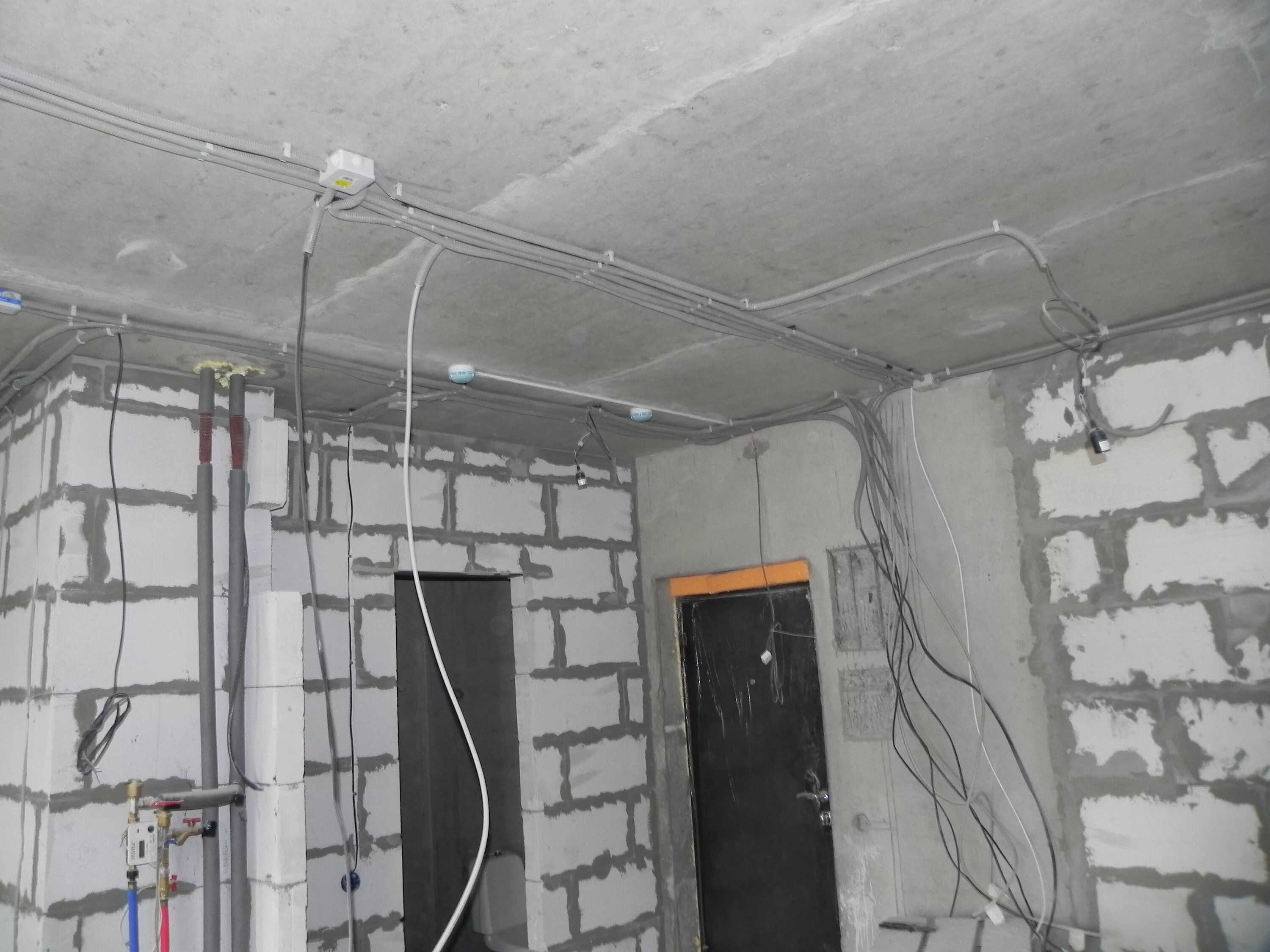 Монтаж электропроводки в частном доме. Разводка электрики в квартире. Разводка электропроводки по потолку. Электропроводка в частном доме. Электропроводка в частном доме.