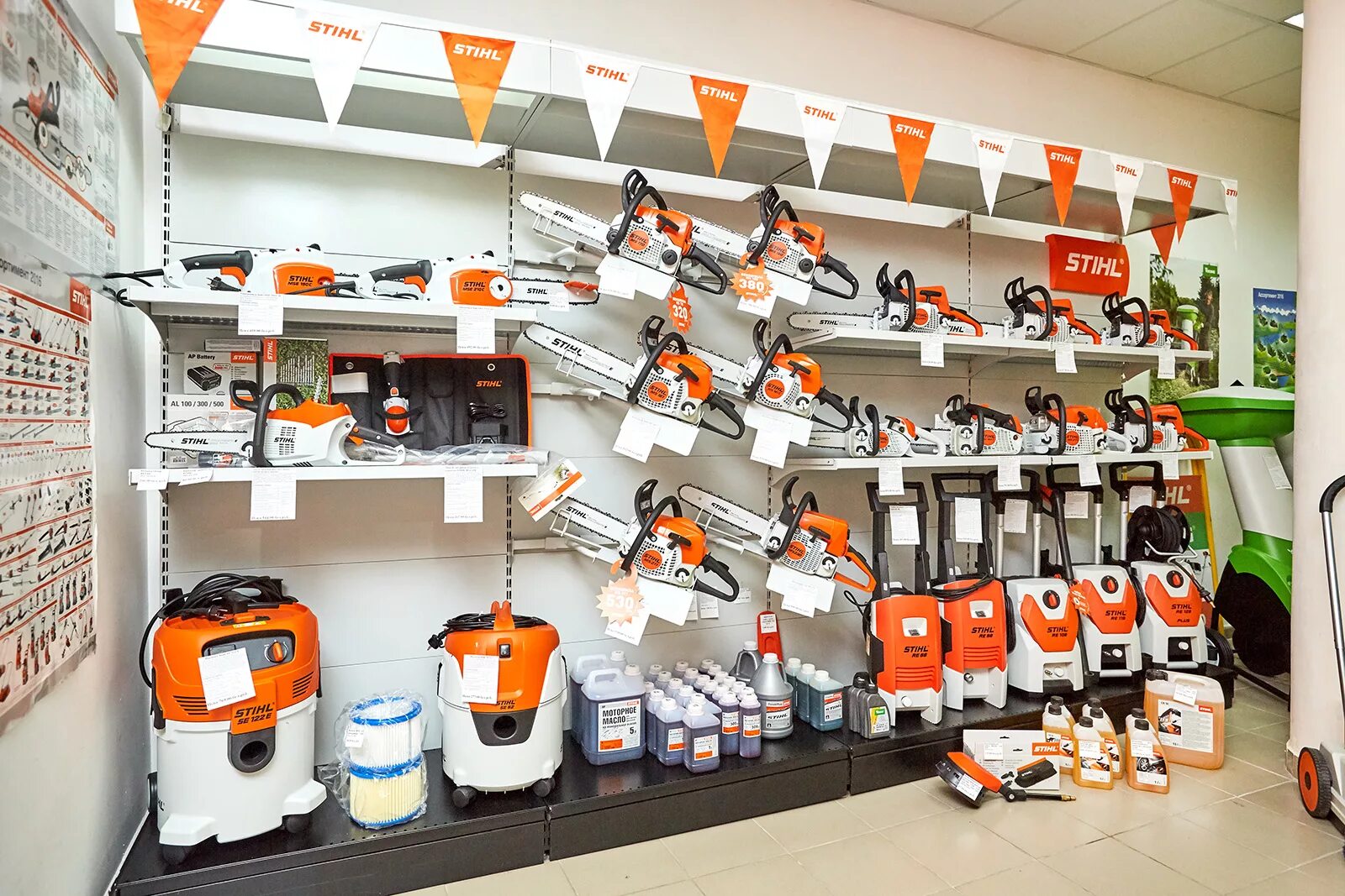 Stihl ru. Магазин пил Stihl. Витрина Stihl. Бензотехника штиль. Stihl ng 5 комплектация.