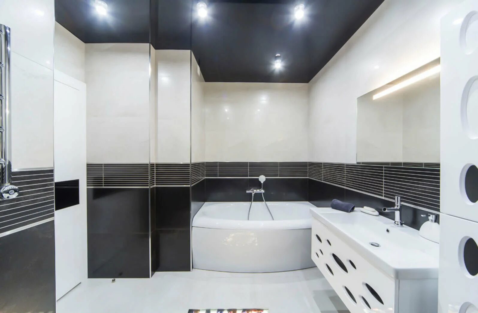 Глянцевый потолок в ванной. Потолок в ванной. Черный потолок в ванной. Черный глянцевый потолок в ванной. Ванная с черным потолком.
