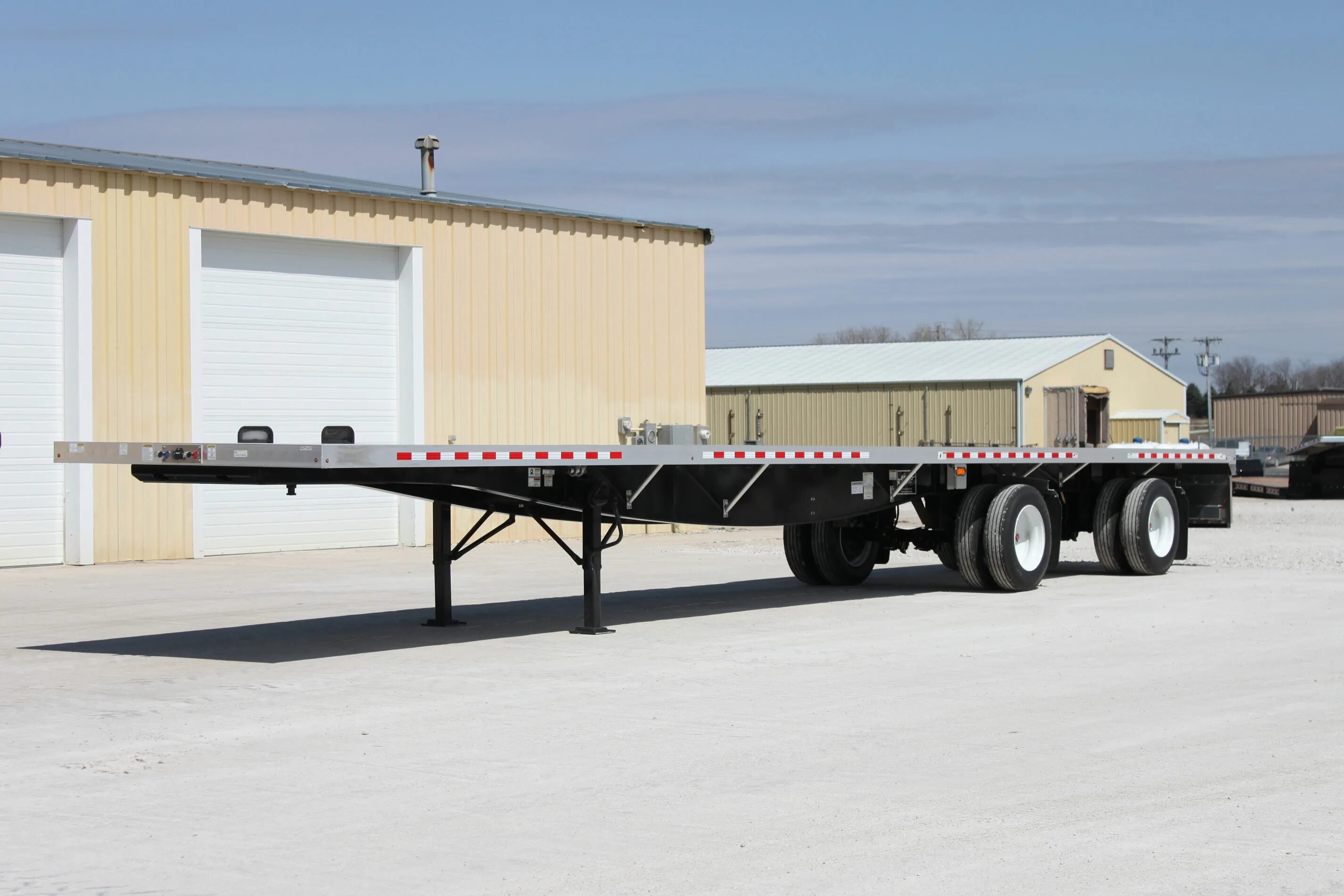 Американский полуприцеп flatbed. Американский полуприцеп flatbed. Флэтбэд прицеп. 1 axles +3axles spread прицеп. Flatbed trailer.