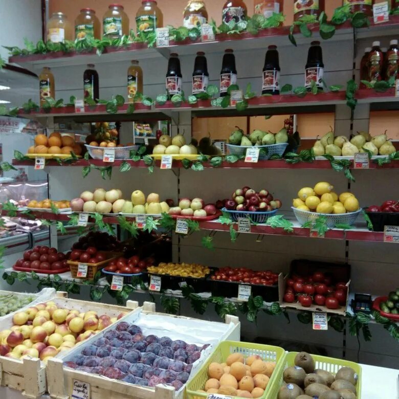 Магазин овощей и фруктов. Магазин овощи фрукты. Выкладка овощей и фруктов в магазине. Фруктово овощной магазин.