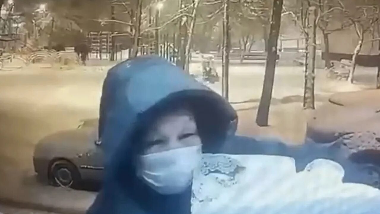 Подкидывает ребенка. Младенец обнаружен в москве. Женщина бросила ребенка в подъезде. Женщина бросившая ребенка. Женщина бросила ребенка в подъезде.