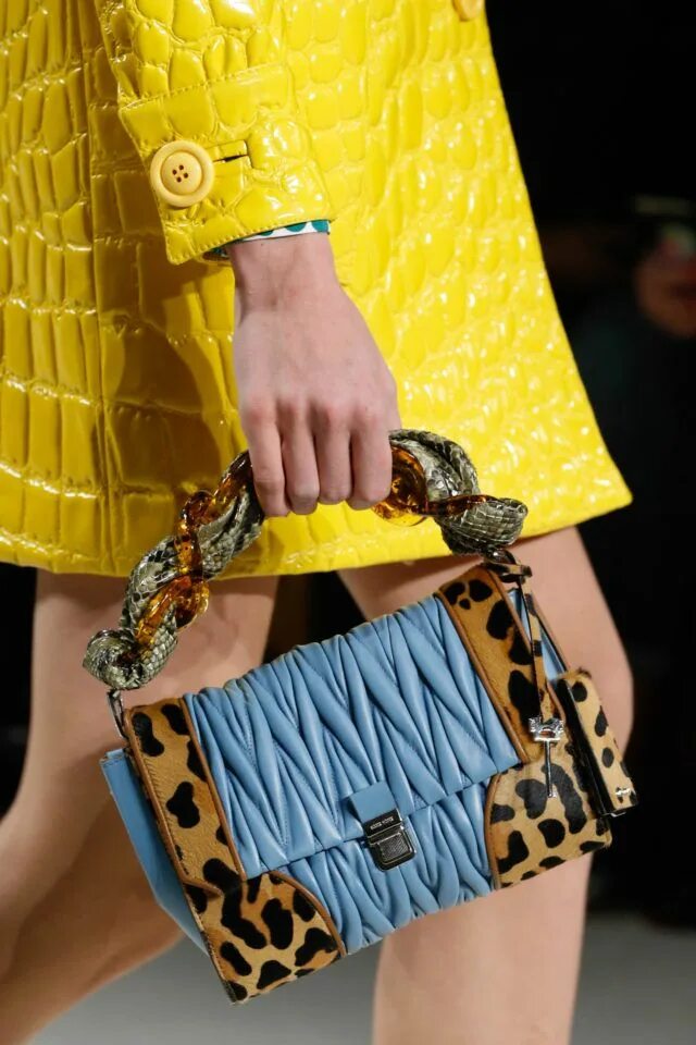 Сумочка миу миу. Miu miu prada. сумка миу миу желтая. миу миу сумка показ. сумка мио мио.