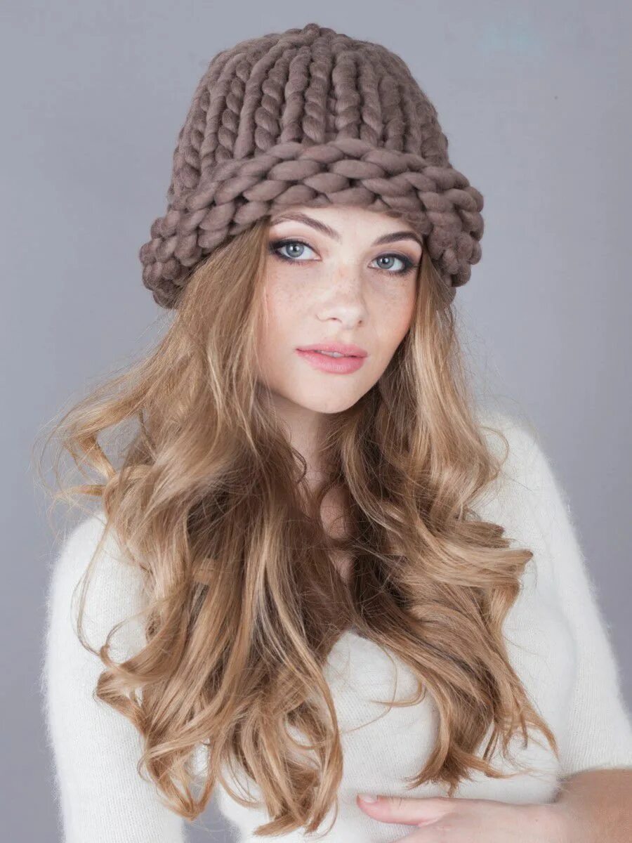 шапка толстой. шапка кубанка 2020 женская. шапка из толстых ниток. шапка вязаная. шапка из толстой пряжи спицами.
