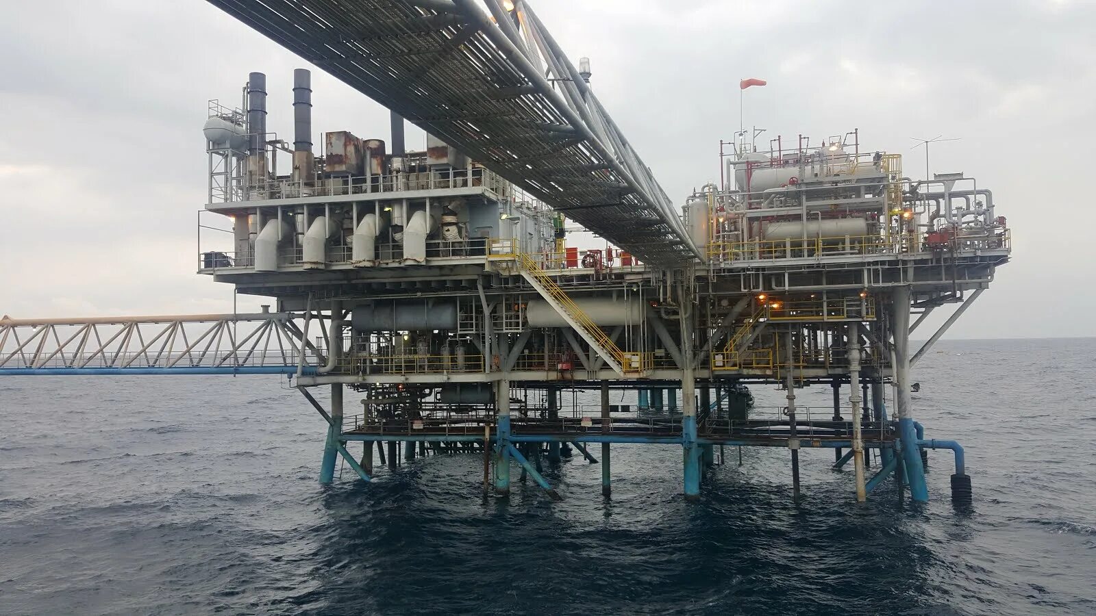 Fixes platform is. Платформинг. blast walls platform offshore.