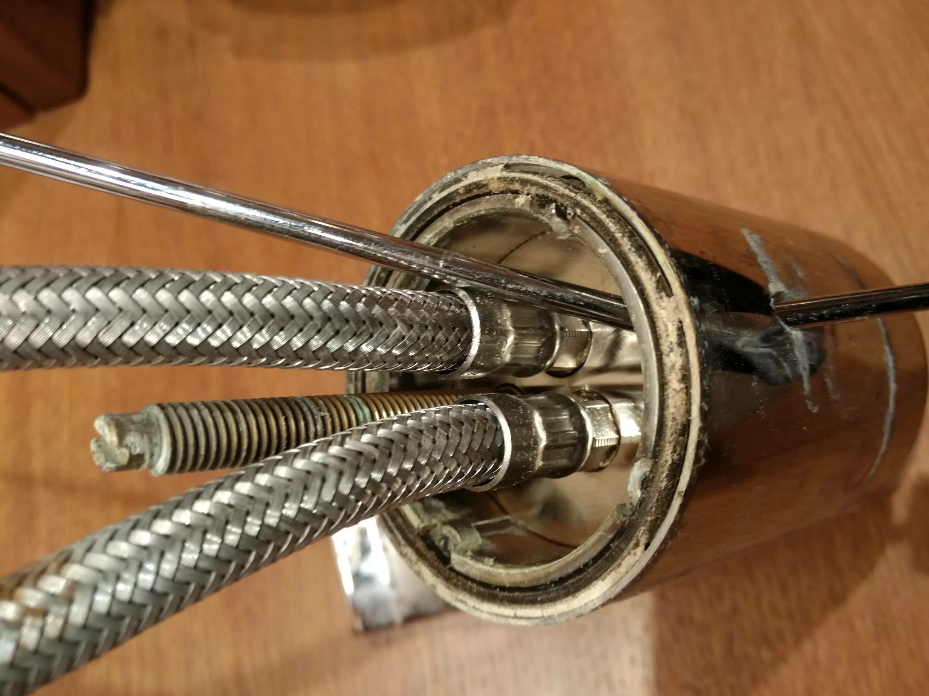 Подсоединить смеситель на кухне к водопроводу. Поменять гибкий шланг на смесителе. Смеситель с гибкой подводкой для раковины. Гайка крепления смесителя с ниппелем. Гибкие подлотки намкухоный смеситель.