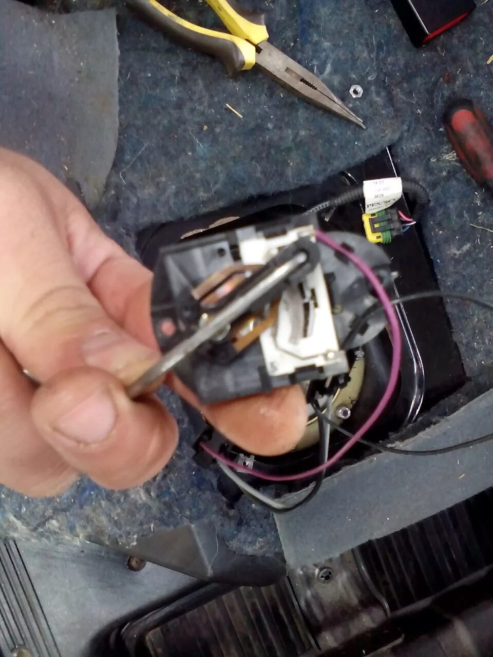 Провод на уровень топлива нива шевроле. Не показывает топливо нива шевроле. Не показывает топливо нива шевроле. Разъем топливного насоса шевроле нива. Не показывает топливо нива шевроле.