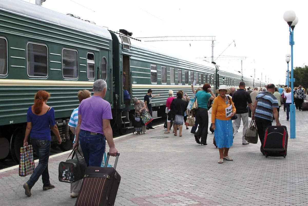 Вокзал краснодар перрон. Поезд на вокзале. Люди на перроне вокзала. Поезд на перроне. Пассажирская станция.