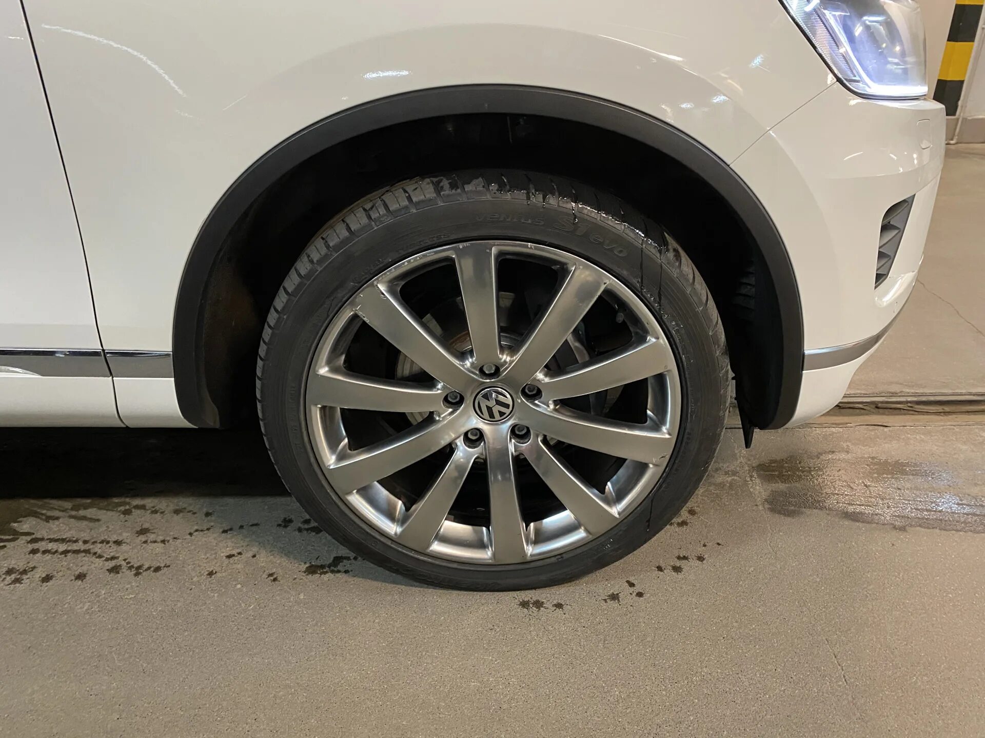 255 60 r18 туарег. Volkswagen touareg 2019 диски. Резина на фольксваген туарег. Резина на фольксваген туарег. Jeep commander на 33 колесах.