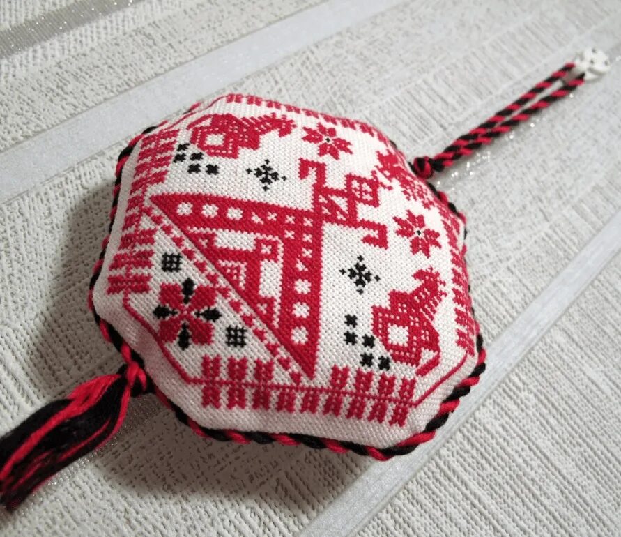 Славянский оберег одолень трава вышивка. Вышитые славянские обереги. Славянский оберег лельник. Вышивка оберег. Лёльник оберег.