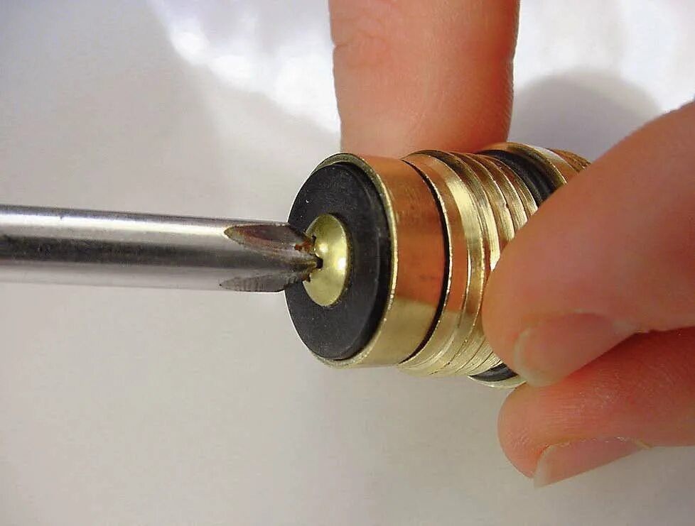 Прокладки для однорычагового крана смесителя. Как поменять прокладку в кухне. Поменять прокладку в смесителе в ванной. Как поменять прокладку в кухне. Замена прокладки в кране на кухне.