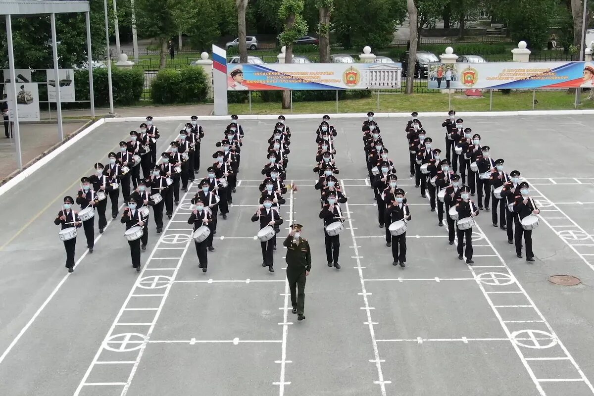 Гибель на плацу. СВУ суворовцы парад Победы. Парад суворовцев в Екатеринбурге. Плац парад. Плац в армии.