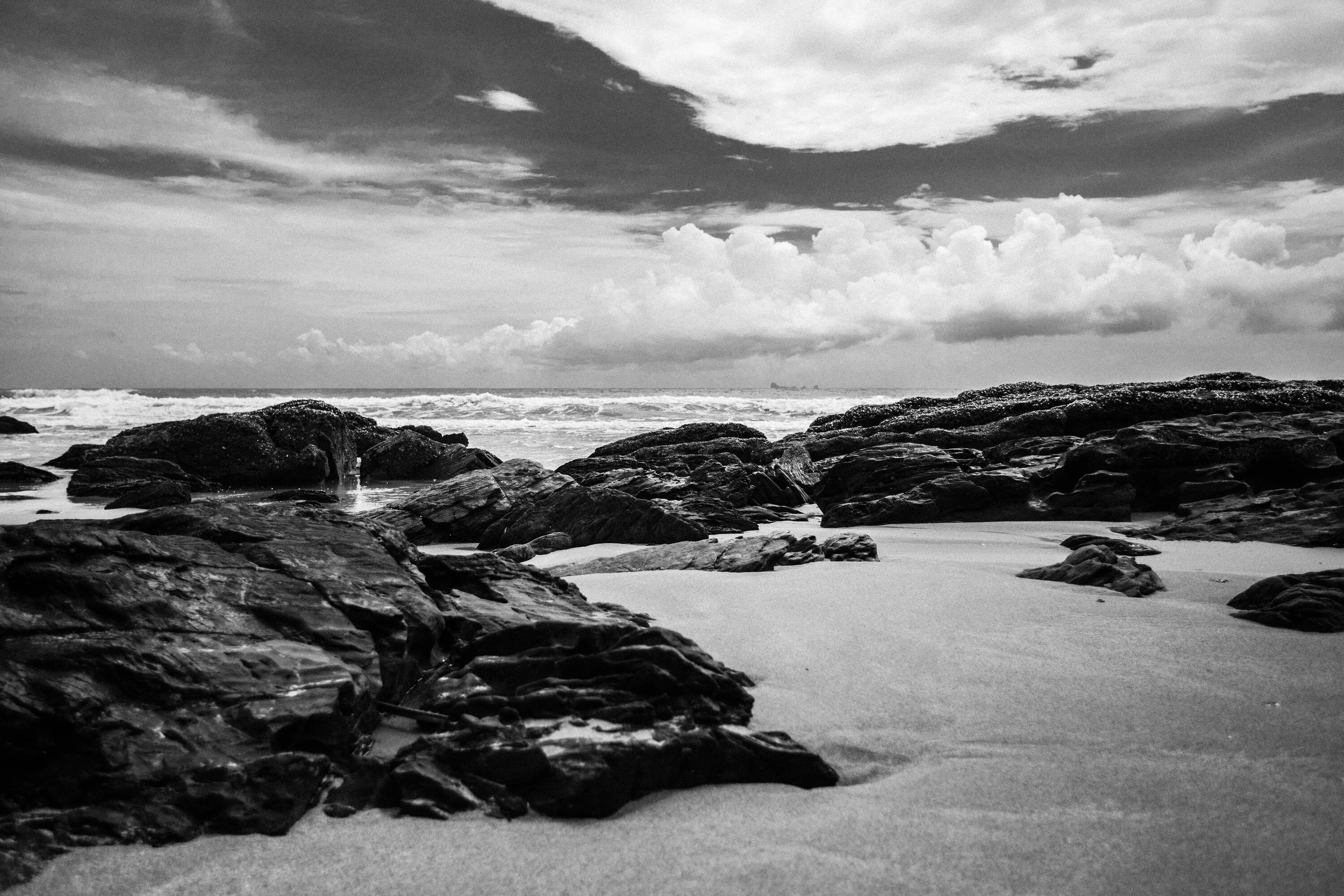 Черный берег песня. Море черно белое. Чёрно-белая фотография. Черная cкала. Черно белый океан.