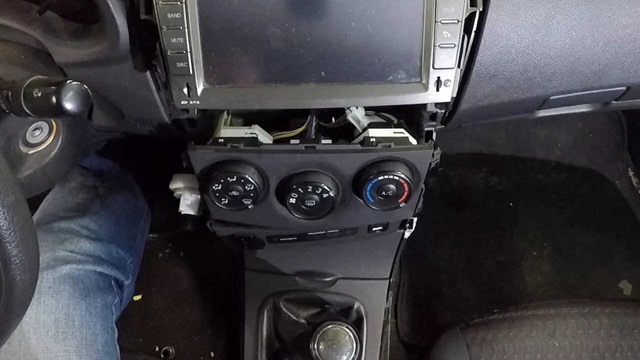 Как поменять лампочки в консоли Замена лампочек подсветки отопителя Ford Focus I Sedan, 1,8 л, 2002 года элект
